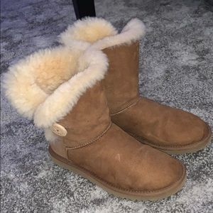 UGG Bailey Button women’s size 6